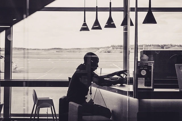 man-8003024_640-(1).webp man at airport bar